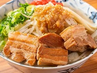 野菜モリモリ、ボリューム満点の沖縄二郎沖縄そば！