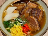 とろとろラフティーがどっさりの贅沢沖縄そば！