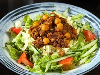 今や沖縄ご当地グルメの定番！スパイスのきいたひき肉と、特製ホットソースが味の決め手です！
