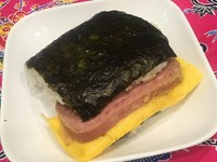 スパムの旨みとふんわりごはんの相性抜群。手軽に楽しめる、南国風おにぎり！