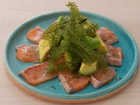 敷き詰められたサーモンとアボカドにプチプチ食感の海ぶどうを自家製ドレッシングで！