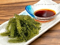 沖縄のきれいな海と太陽の下で育った海ぶどう。プチプチ食感がたまらない、当店の定番人気メニューです！
