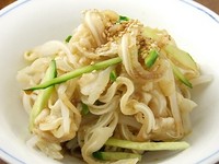 ミミガーとは豚の耳。コリコリとした食感が楽しめます。