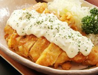 ジュワッと広がる肉汁に、甘酢タレとタルタルソースがたまらない

