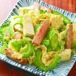「ちゃんぷる一」とは沖縄の方言で「ごちゃ混ぜ」。ゴーヤ・スパム・豆腐・玉子を炒めた沖縄県の名物料理です。