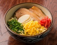 沖縄そばとは、沖縄県を代表する伝統的な麺料理。
「そば」という名前ですが、そば粉は使われていません。
じっくり煮込んだ軟骨ソーキとかつお風味がきいたあっさりスープの定番沖縄そば！