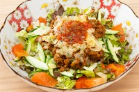 今や沖縄ご当地グルメの定番！スパイスのきいたひき肉と、特製ホットソースが味の決め手！
