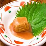 豆腐を紅麹と泡盛などを用いた漬け汁に長期間漬け込み、発酵・熟成させた発酵食品です。