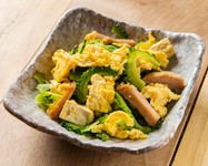 まずは、チャンプル～！
ゴーヤ・スパム・豆腐・玉子を炒めた沖縄の名物料理！
チャンプル～といえばやっぱコレでしょ！
