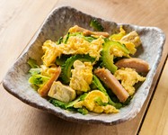 チャンプル～といえばやっぱコレでしょ！
「チャンプルー」とは沖縄の方言で、「ごちゃ混ぜ」。ゴーヤ・スパム・豆腐・玉子を炒めた沖縄県の名物料理です。