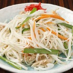 沖縄のソーメンを使った焼きビーフンみたいなチャンプル。