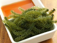 豆腐を紅麹と泡盛等を用いた漬け汁に長期間漬け込み、発酵・熟成させた発酵食品。沖縄の最強珍味！