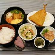 ゴーヤチャンプル・沖縄ラフテーが入った沖縄そば・本日のお刺身・本日のフライ・本日の沖縄小鉢（もずく）・ご飯・ちんすこう