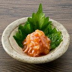 梅水晶とはコリコリサメ軟骨と梅を和えたもの。きゅうりとよく合います。