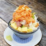 その日に仕入れた新鮮ネタをたっぷり盛り込んだ、当店のイチオシ海鮮丼！