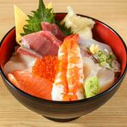 新鮮な海鮮ネタがたっぷり盛りつけた王道の海鮮丼！