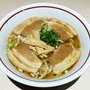 福島県喜多方市発祥のご当地ラーメン。あっさりした醤油ベースのスープとちぢれ麵がよくマッチしています！
・ミニ鉄火丼セット：1000円