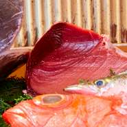 こだわりの本マグロをはじめ、産地直送の魚介類など新鮮素材を使った寿司をぜひご賞味ください