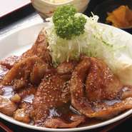 ご飯・みそ汁・小鉢・お新香