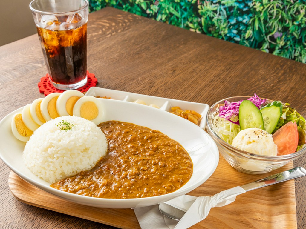 スパイス香る一皿。アットカフェ名物の『自家製カレーランチ』