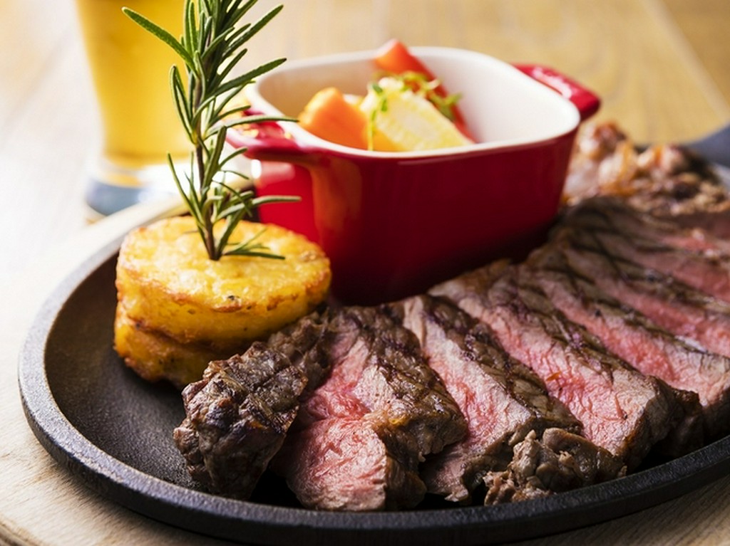 US産ビーフストリップロインのグリル　ガーリックソース