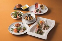 当店自慢のステーキをはじめとした、
シェフこだわりの素材を使ったシェアコースです。
Rivi?reとはフランス語で「川」
レストランからは多摩川と羽田空港の景色が広がります。