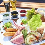 4/29（木）～9/30（木）の期間限定で、テラス席にてバーベキュープランをご用意いたしました！
多摩川越しに羽田空港を望む開放的な場で、バーベキューはいかがでしょうか。

詳しくはHPをご覧ください。
https://www.tokyuhotels.co.jp/kawasaki-r/restaurant/captainsgrill/plan/45334/index.html