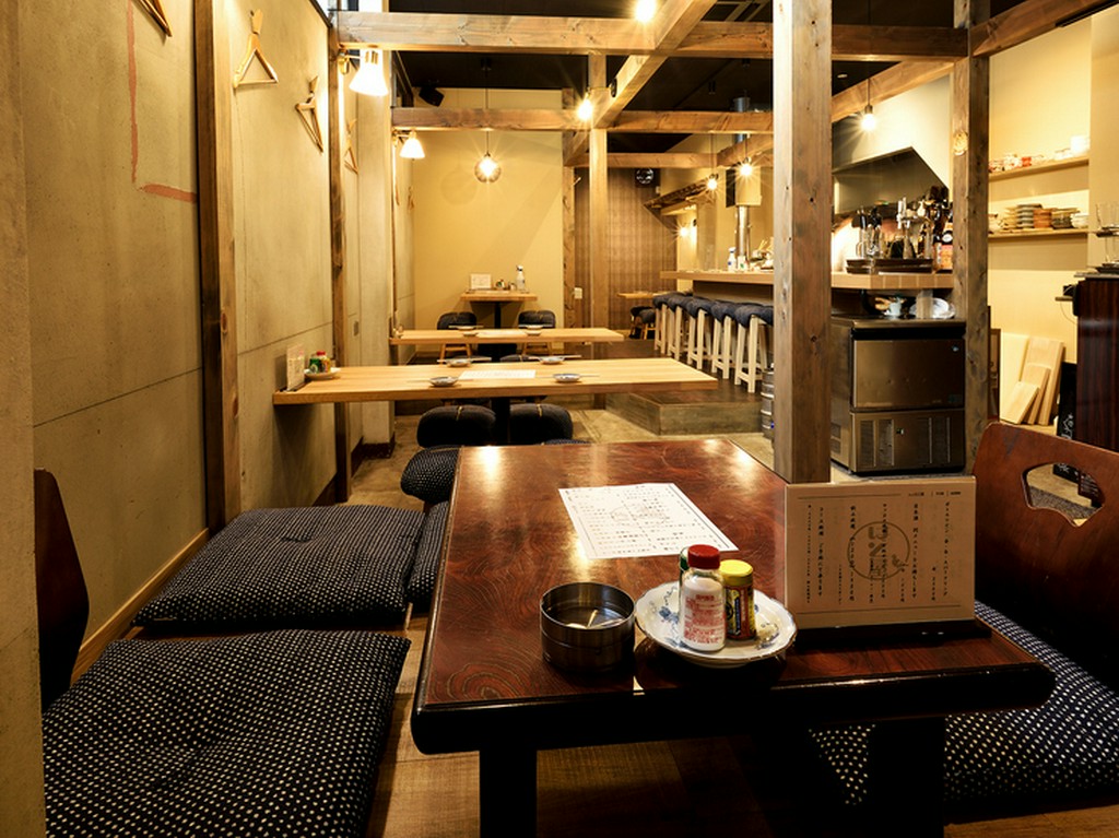 繋げられるテーブル席、小上がり席もご用意