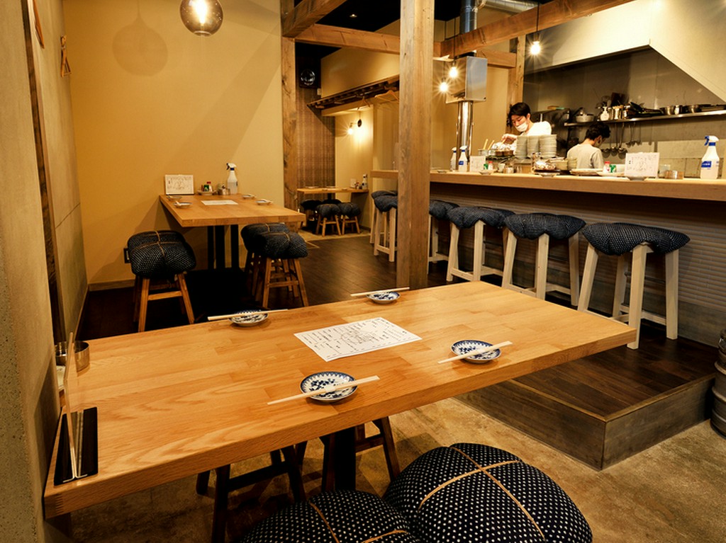 居酒屋の醍醐味、カウンター席での食事