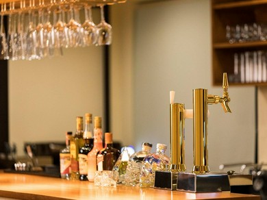 おしゃれなバーカウンターのある焼肉店