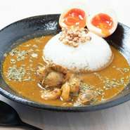 しじみ出汁を活かした、さらっとしたカレー。小麦粉も不使用、オイルも極力少なめにしているので重たくなく、お茶漬け感覚で食べれる〆にぴったりのカレーです！ヤブキ和漢薬局とコラボした薬膳カレーを是非どうぞ！