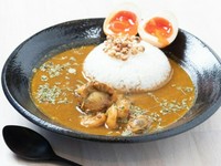 しじみ出汁を活かした、さらっとしたカレー。小麦粉も不使用、オイルも極力少なめにしているので重たくなく、お茶漬け感覚で食べれる〆にぴったりのカレーです！ヤブキ和漢薬局とコラボした薬膳カレーを是非どうぞ！