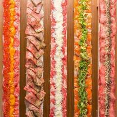 看板メニューの4種類の肉寿司を豪快に！