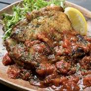 パリパリに香ばしく焼き上げた鶏もも肉をガーリックテイストのトマトソースと絡めました。赤ワインとの組み合わせがオススメ！