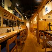 店内は、禁煙で清潔感のある内装になっています。そのため、デートで利用される方も多いとか。『餃子』や『牛串』など、老若男女問わず楽しめる料理が豊富に揃っています。
