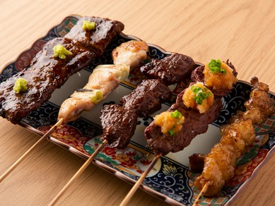 串は部位によって最適な味付けでご提供『串焼きお任せ5種盛り』