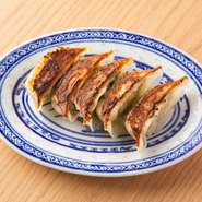 皮はパリッと中はジューシー、全体はあっさりしているので何個でも食べたくなる餃子。専用の餃子焼き機で、一気に完成！食材は国産にこだわり、毎日お店で手づくりして、愛情たっぷりにつくられています。