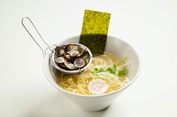 宍道湖産のしじみからとった出汁にそのしじみがたっぷり！