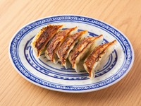 にんにく入りとにんにく無しがあります。
国産の食材にこだわり、餡は店内で1から手作りしています。