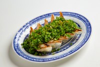 定番餃子に特製味噌と青ネギをたっぷりトッピング！ぜひタレは付けずにそのままで！