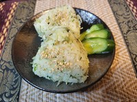 香ばしいじゃこを混ぜ込んで、おにぎりにしました。