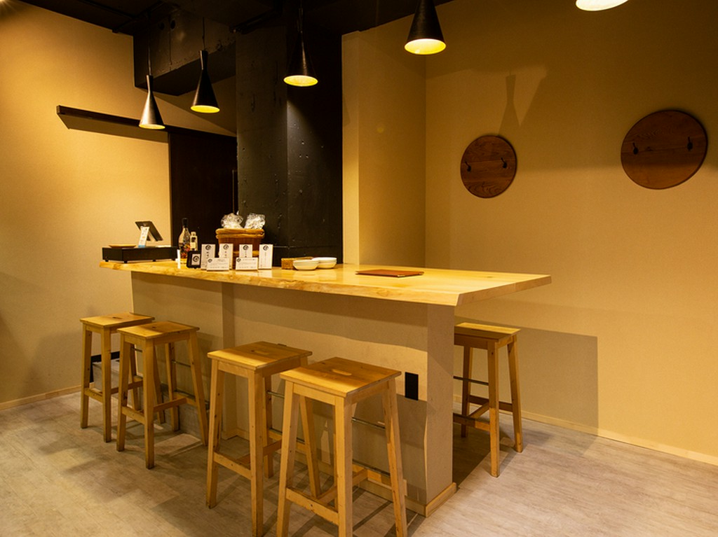 木の質感を大切にした寛ぎの店内で、楽しいデート