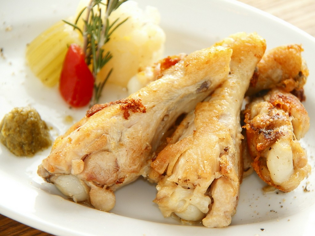 仕込みから提供まで3日かかる『名物！　美桜鶏手羽先のコンフィ』