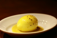 リピート率高し！　半熟ゆで卵に自家製マヨネーズをかけたビストロめにゅー。