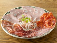 生ハムにサラミetc.切りたてだからしっとり感が違う！！1580円/2名様