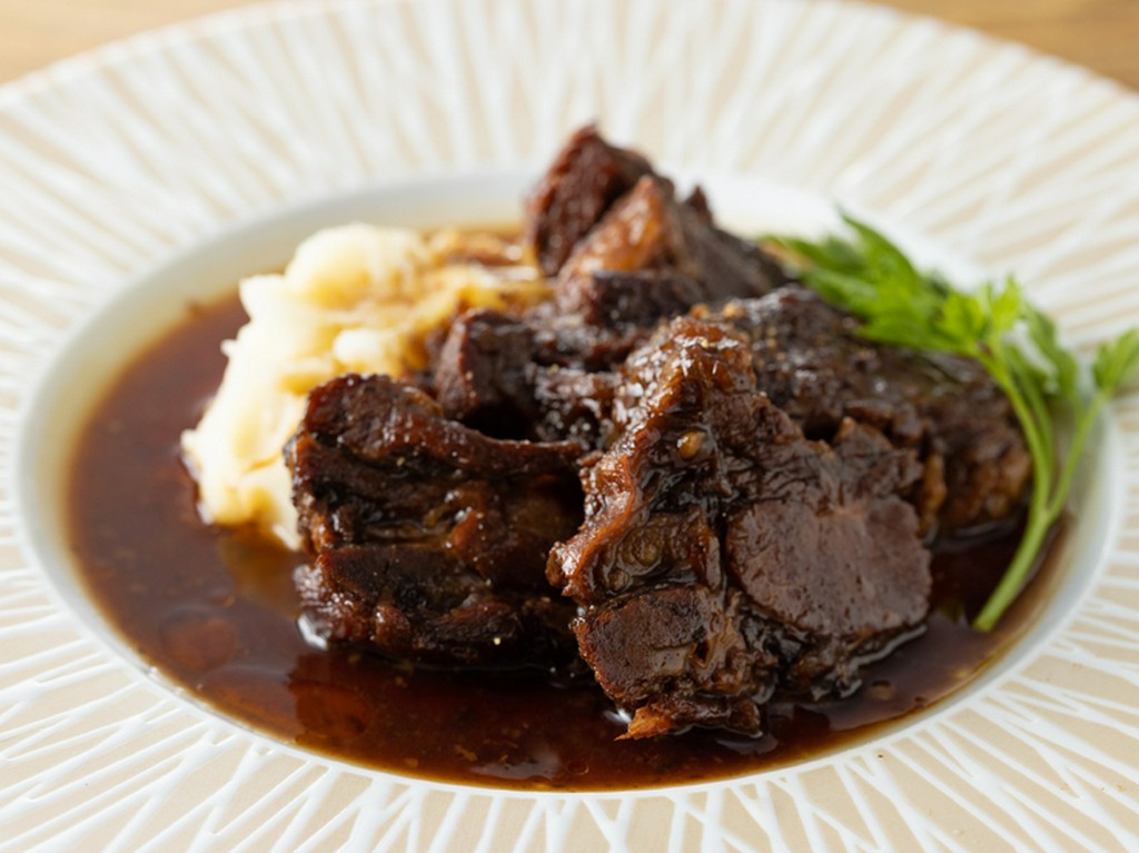 黒ビールとバルサミコ・飴色に炒めた玉ねぎが味の決め手『牛タンの黒ビール煮込み』