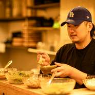 「肩ひじ張ることなく緊張することなく、気軽に来てほしい」と、料理人。丁寧につくられた料理は、ふいに笑顔がこぼれるほど身体の中に染み渡ります。「来てよかった」と、思ってもらえるような一軒に。