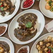 『上海角煮カレー』をはじめとした4種類のカレーはもちろん、『シビ辛四川麻婆豆腐』や『海老と山芋の春巻き』などの一品料理まで、ほぼすべての店内メニューもデリバリー対応となってます。是非ご利用ください。