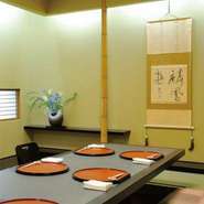 落ち着いた雰囲気とお食事、細やかなサービスで接待や会食にご利用頂けます。