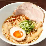 【ベトコンマニアGACHI】のラーメンには、野菜がたっぷり。岐阜もやしのシャキシャキ食感が、のびた感じにならない特殊な中太麺と相性抜群です。肩ロースでつくる自家製レアチャーシューも見逃せません。